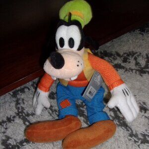 Disney Store New with tags Goofy Stuffed Animal